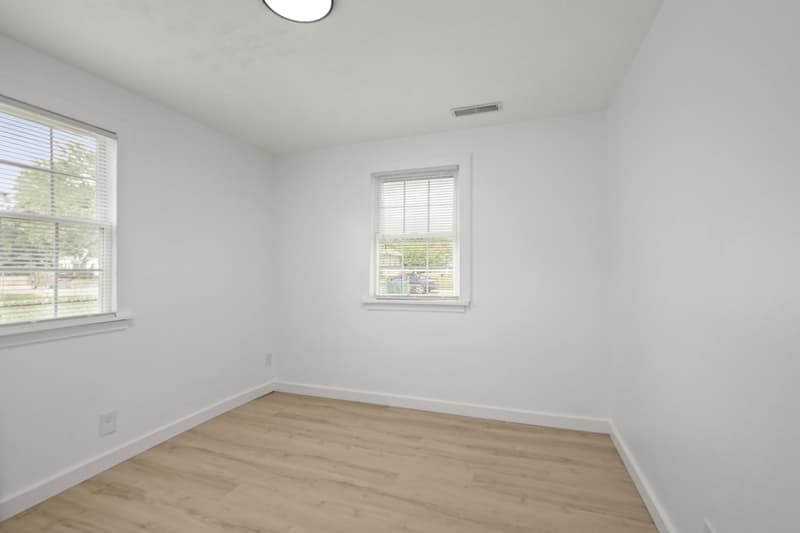 Muncie House: 2207 S Delawanda Ave