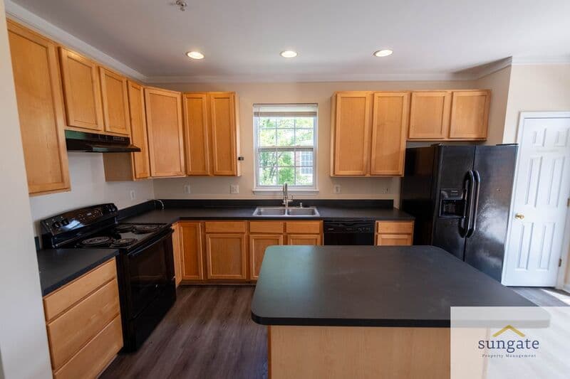 Rosedale Townhome: 11 Hallsdale Ct