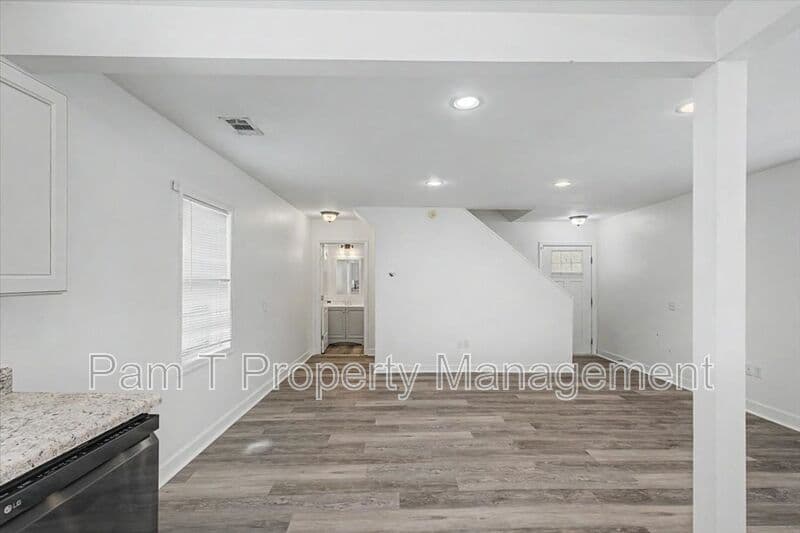 Savannah House: 1200 E 37th St
