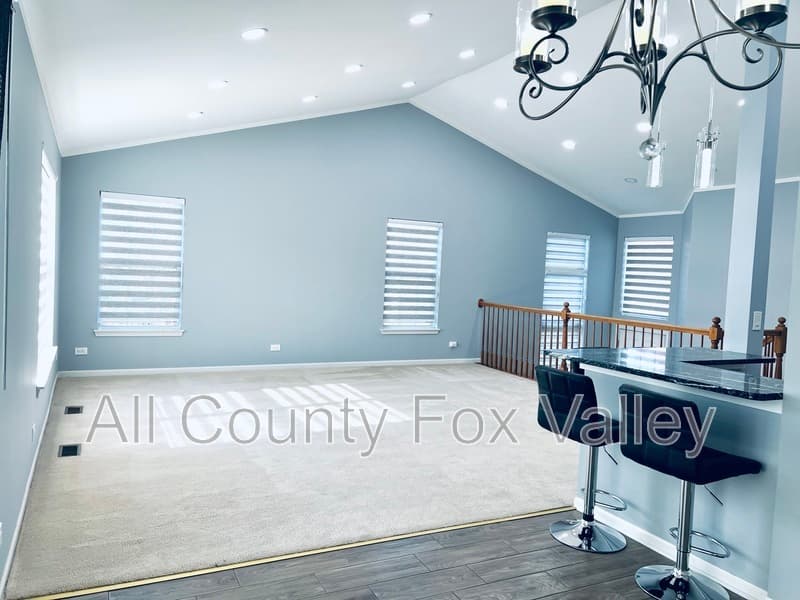 Algonquin Townhome: 300 Emerald Lane