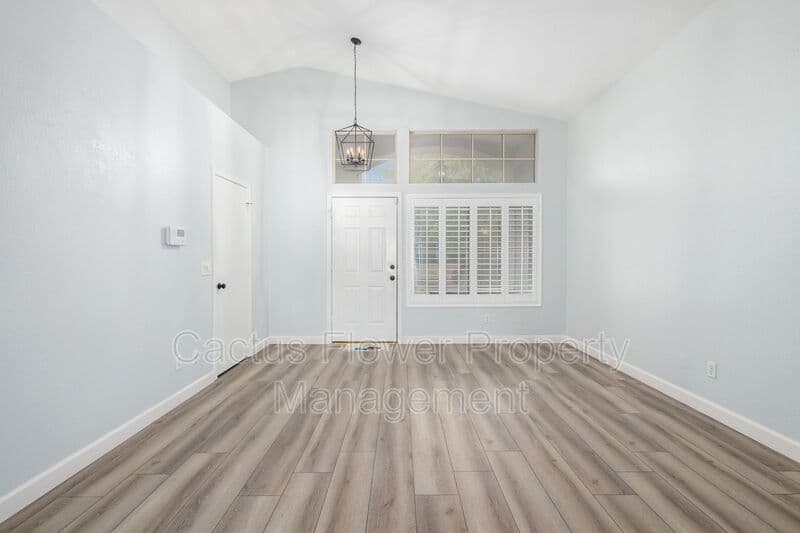 Glendale House: 21295 N 69th Ave
