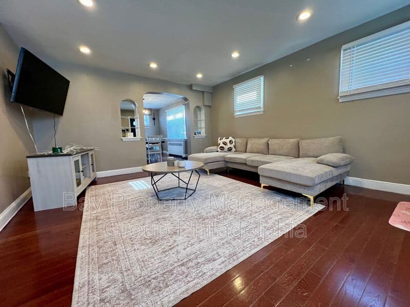Lansdowne House: 317 Barker Ave