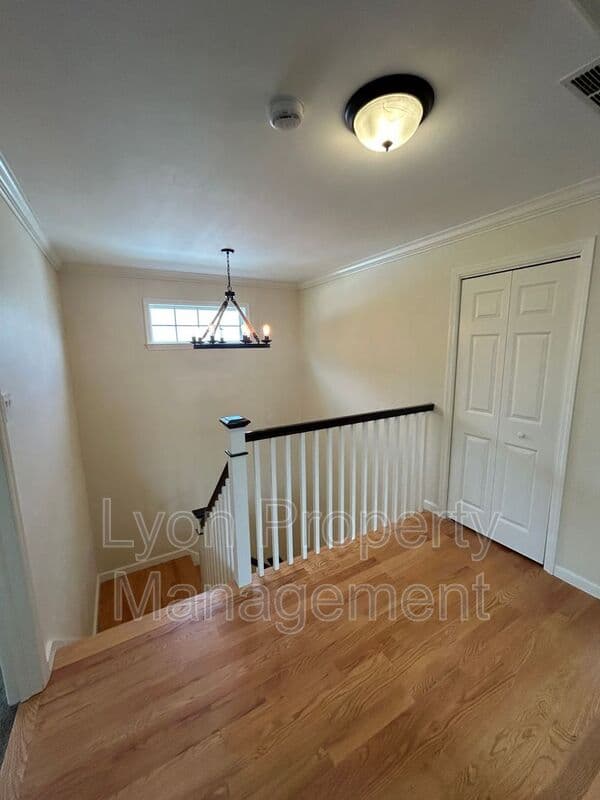 North Kingstown House: 180 Sauga Ave