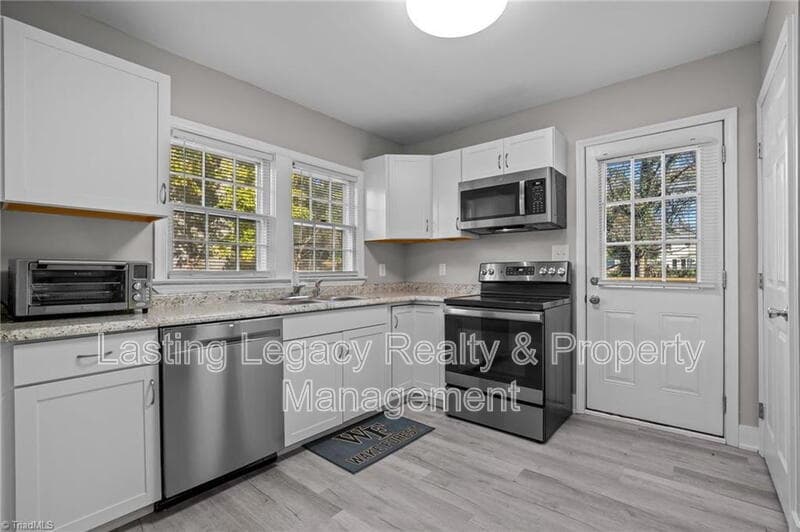 Winston-Salem House: 156 Rosedale Circle