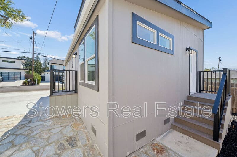 Danville House: 273 Cameo Dr