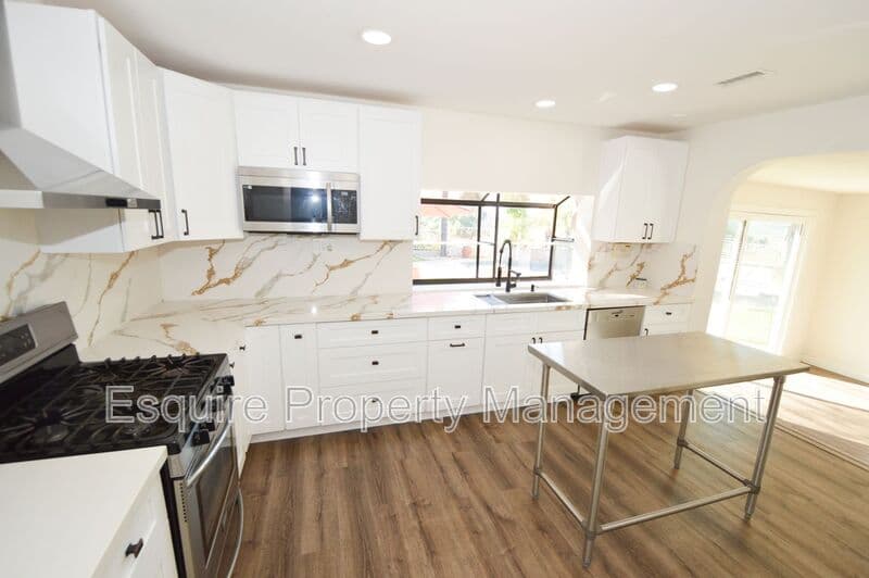 MOORPARK House: 10779 CITRUS DR