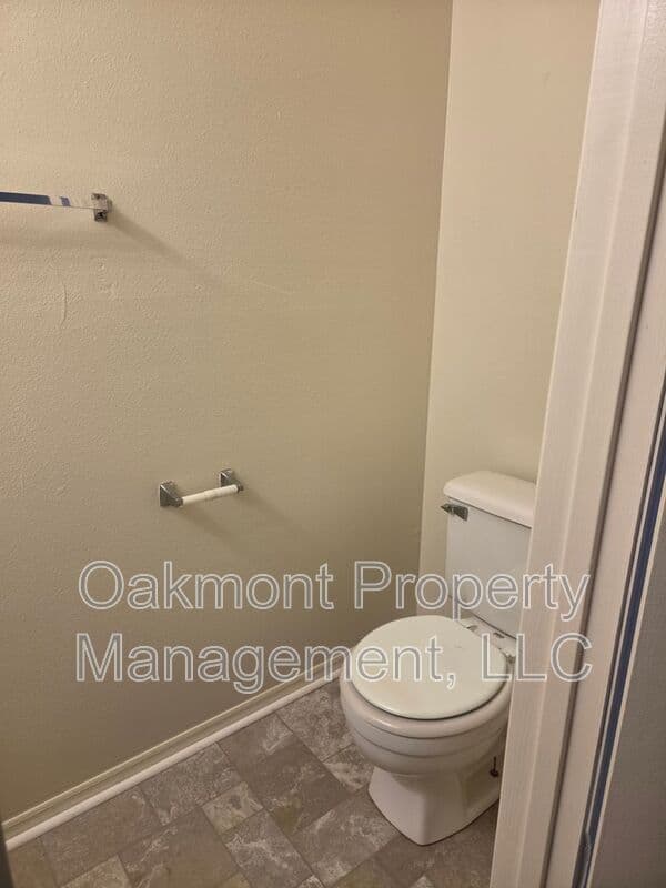 Fayetteville House: 2831 Breezewood Avenue