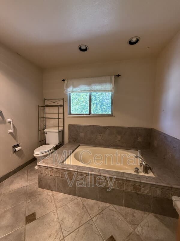 Modesto House: 1725 Edgebrook Drive