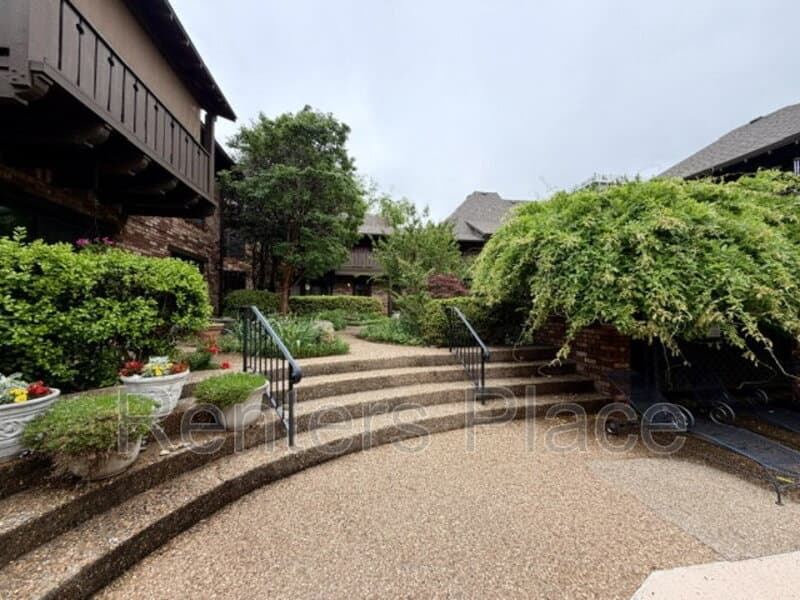 Tulsa House: 2224 South Boston Ave