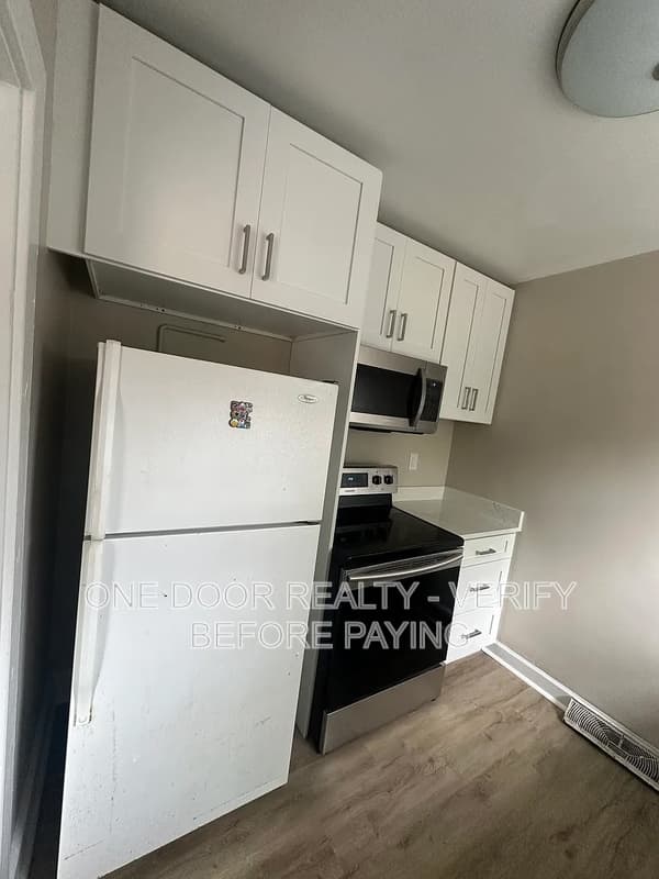 Williamsburg House: 232 Griffin Avenue