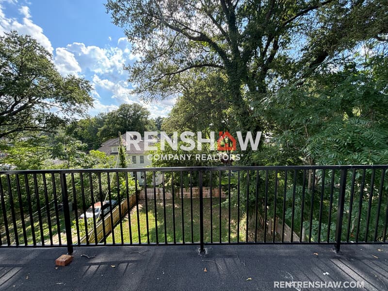 Memphis House: 59 N Willett St