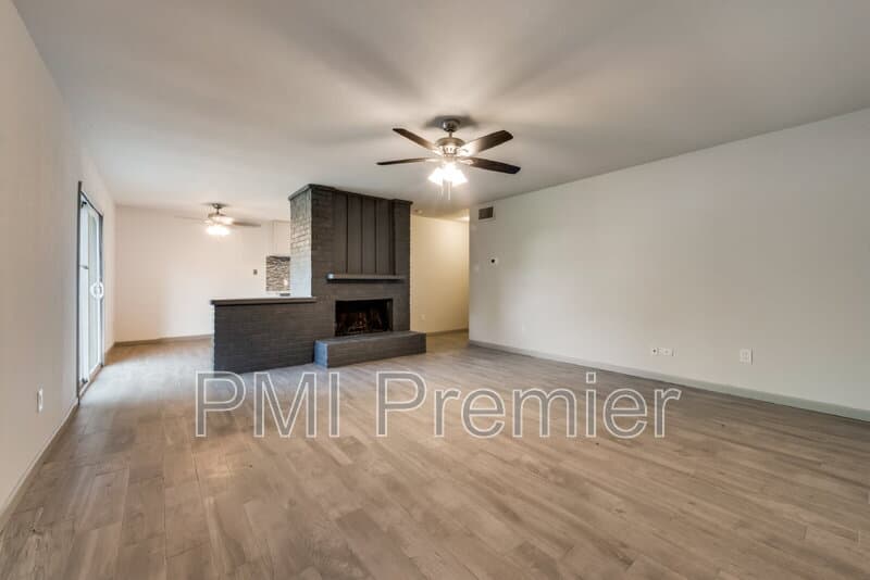 North Richland Hills House: 7021 Lincolnshire Ln