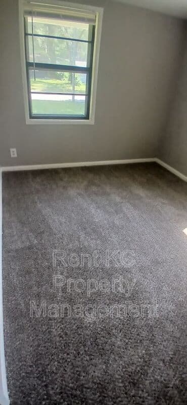 Independence House: 412 N Cochise Dr