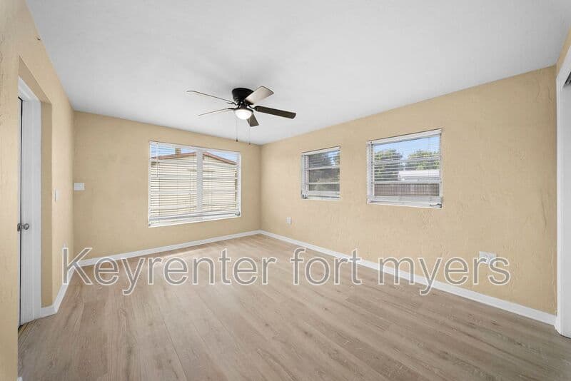 North Fort Myers House: 275 Lakeview Dr
