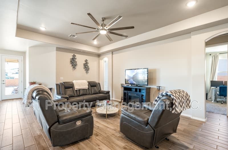 Los Lunas House: 3771 Santa Fe Trail