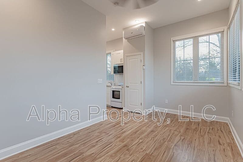 Greenville House: 25 Ledbetter St