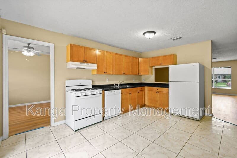 Greenacres House: 6126 Wauconda Way E