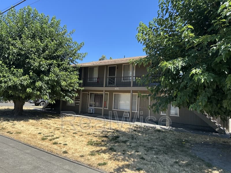 Grants Pass House: 401 SE 9th St