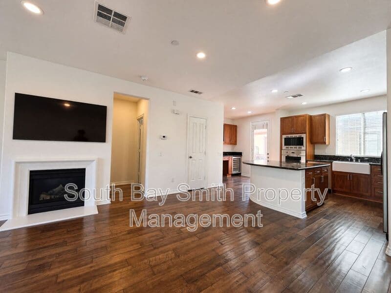 Redondo Beach Townhome: 84 Palos Verdes Blvd