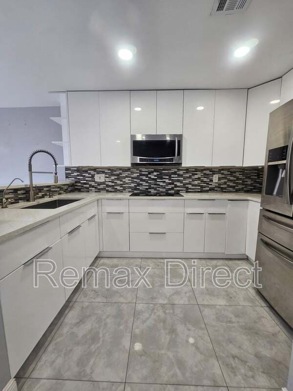 PALM SPRINGS Townhome: 331 Cypress Way W