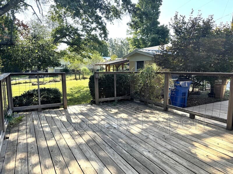 Gainesville House: 9215 Long Hollow Rd