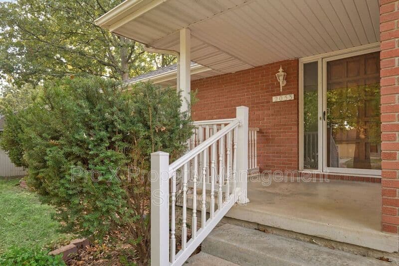Springfield House: 2053 S Hillcrest Ave