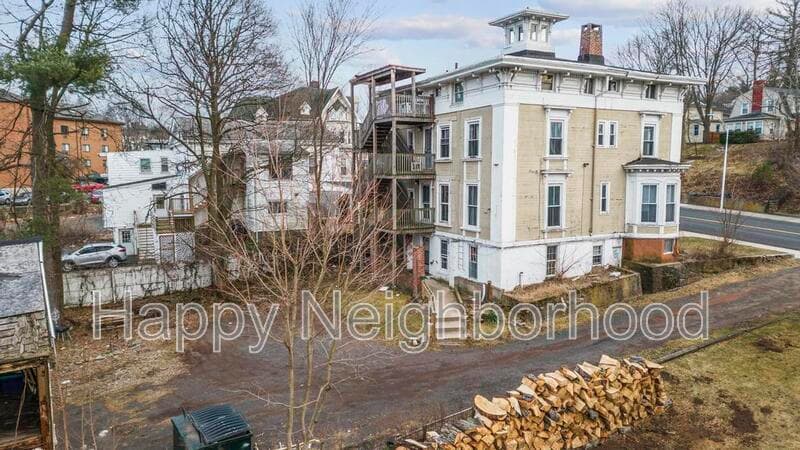 Meriden House: 216 East Main StreetUnit 4