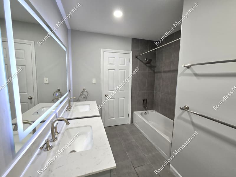 Decatur House: 2233 Leafmore Dr