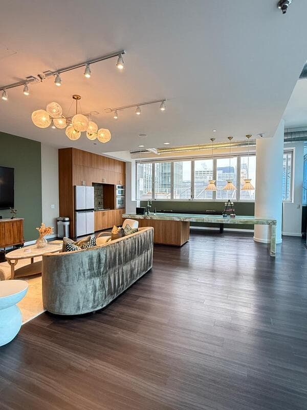 Chicago Condo: 149 W Kinzie St