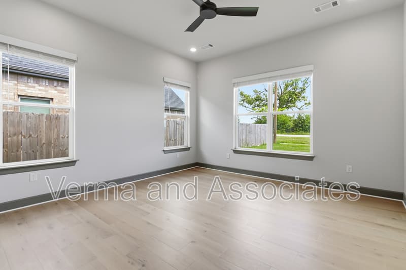 Centerton House: 980 Trestle Ln