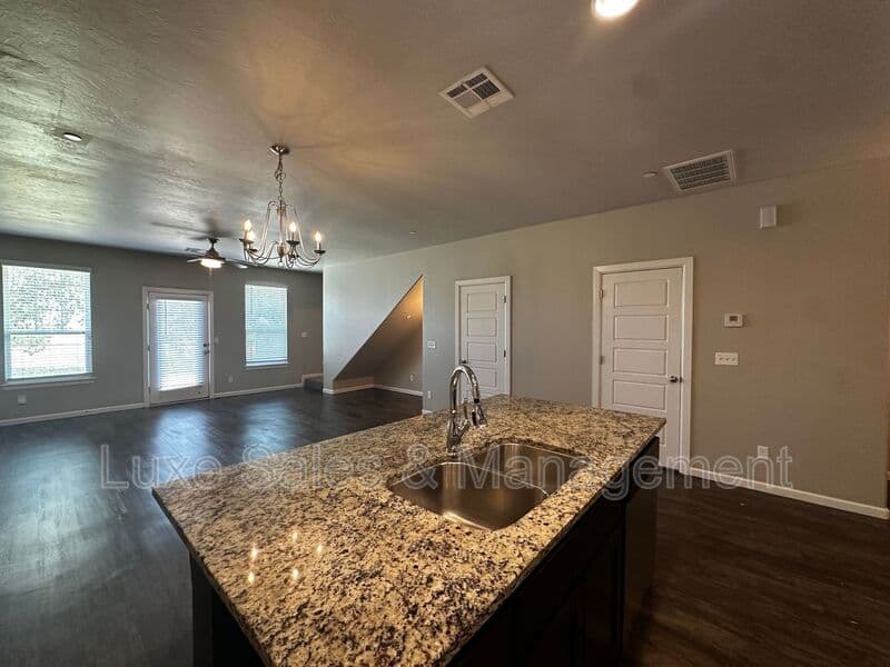 Moore House: 745 SW 14th St