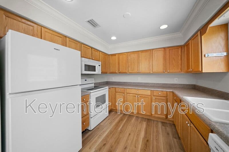 FORT MYERS House: 13049 FOURTH ST