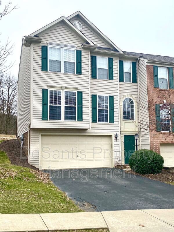 Mars Townhome: 640 Village Green Blvd East