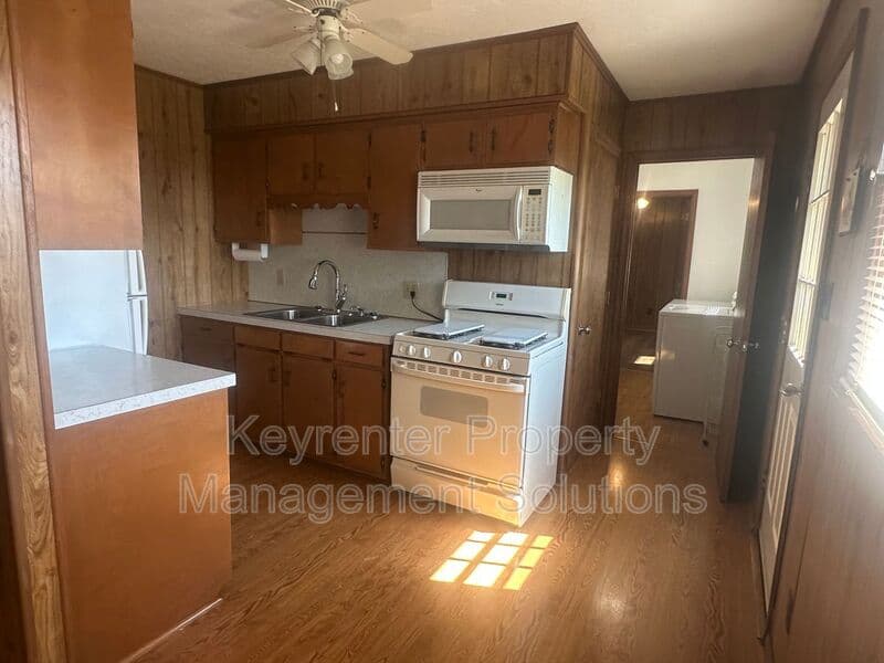 Staunton House: 55 Sunset Blvd