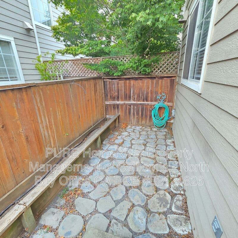 Petaluma House: 1052 Addison Circle