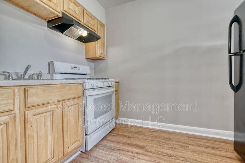 Baltimore Condo: 5906 The Alameda