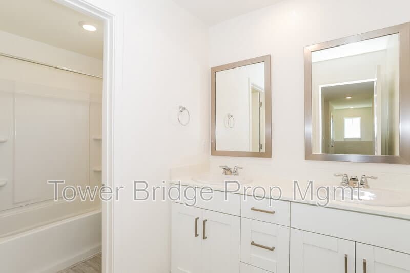 Roseville House: 2033 Blue Star Drive