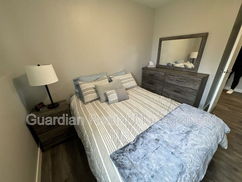 Schreiber Apartment: 117 Centennial Dr