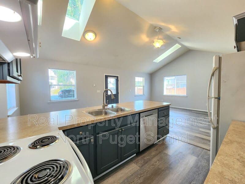 Arlington House: 112 N Gifford Ave