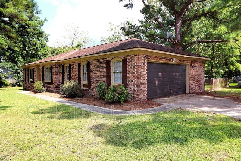 North Charleston House: 2395 Vistavia Rd