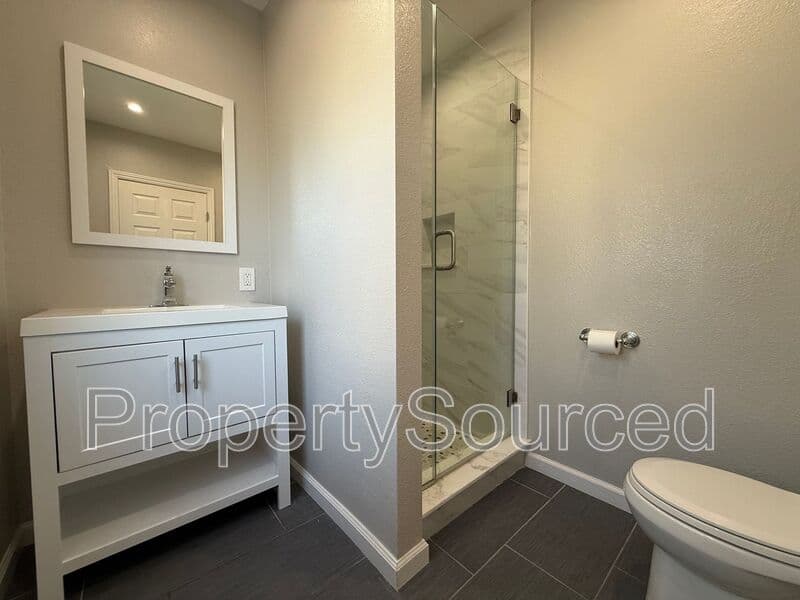 Manteca House: 807 W Yosemite