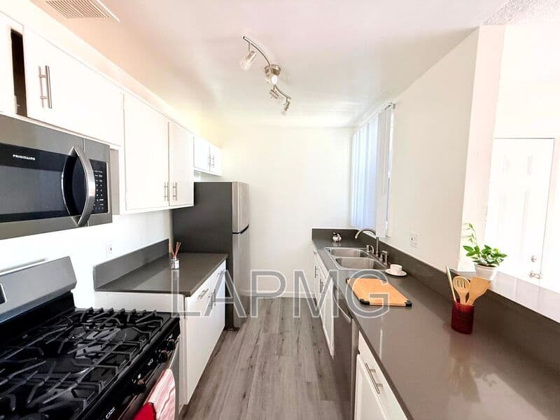 Los Angeles House: 1029 N. Ardmore Avenue