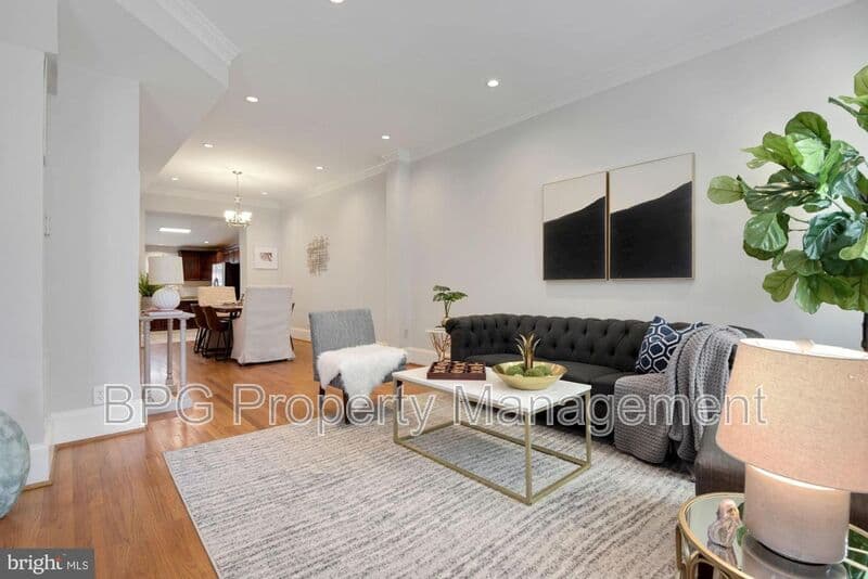 Washington House: 431 Manor PL NW