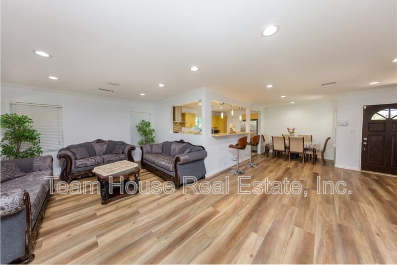 Reseda House: 19422 Welby Way