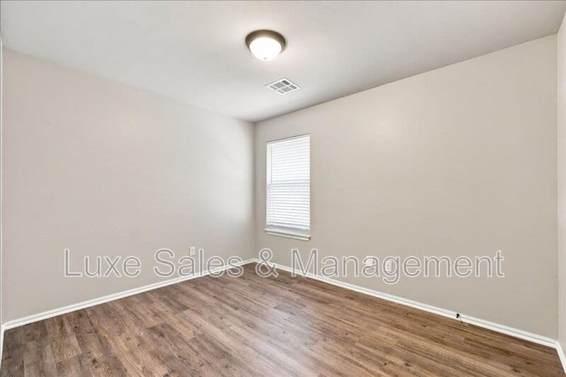 Edmond House: 404 Chalk Hill Ct