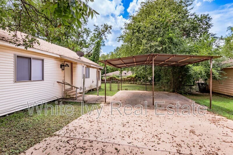 Woodville House: 1107 W Dogwood St