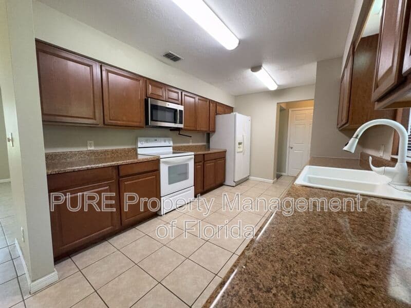 Summerfield House: 13606 SE 48th Court