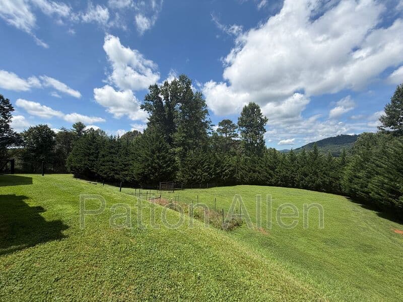Fletcher House: 1020 Hutch Mountain Rd