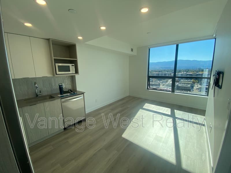Kelowna Condo: 1303-1488 Bertram St