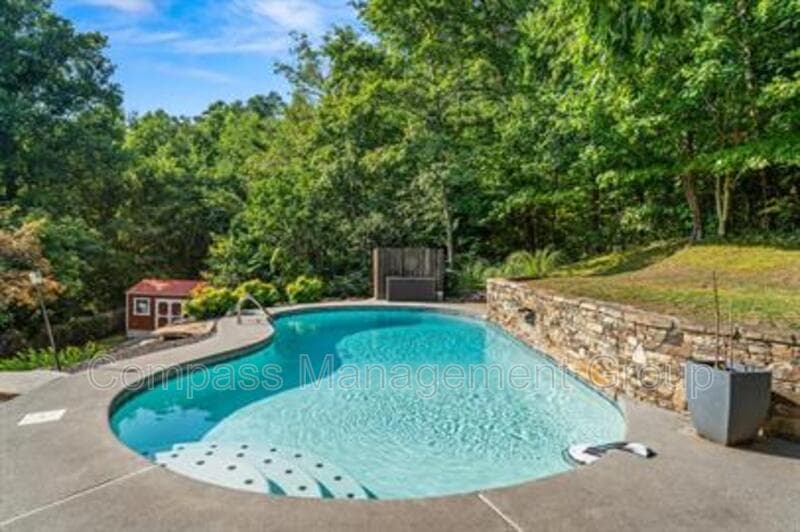 Knoxville House: 2004 Thompson Road